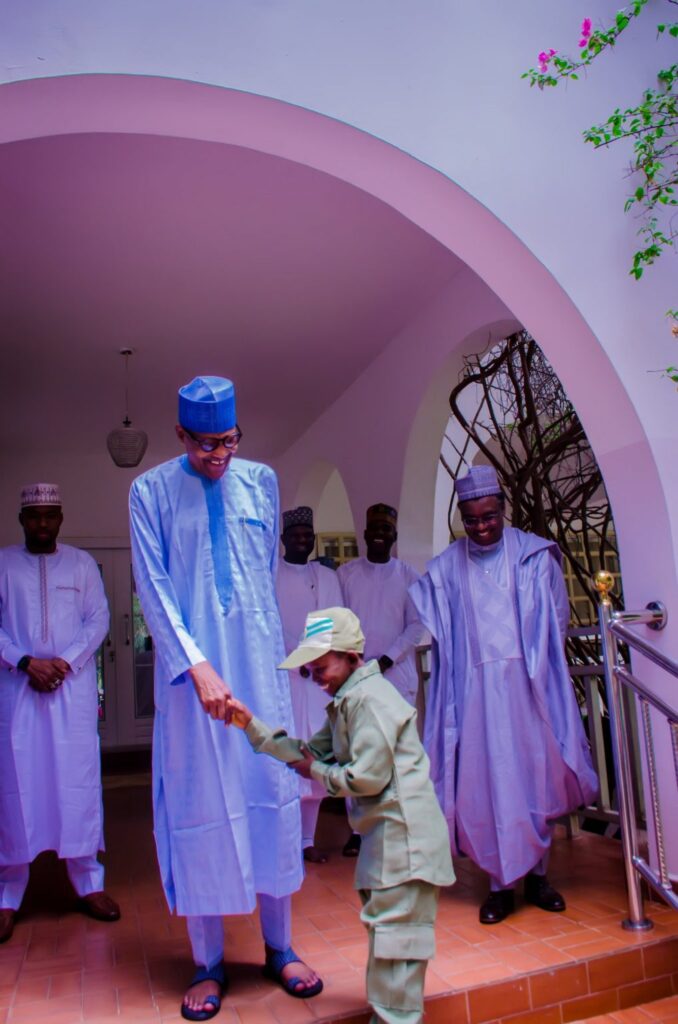 Photos: Buhari hosts corps members in Daura