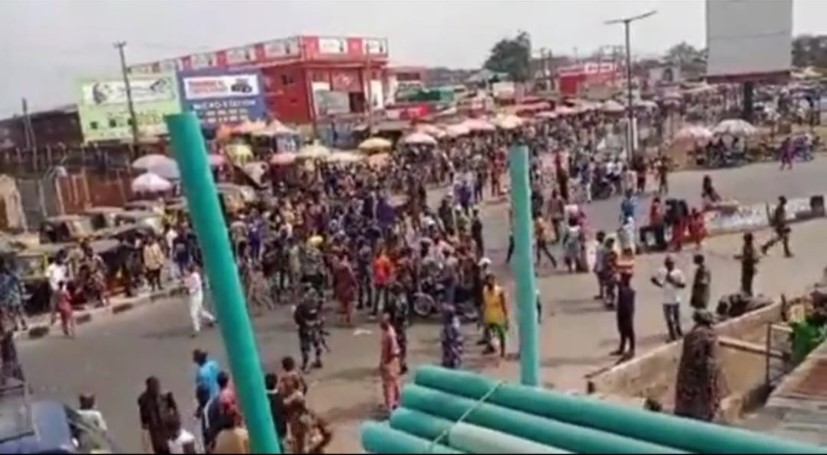 Videos: One dead, many injured in protest over palliative delay at Ibadan factory